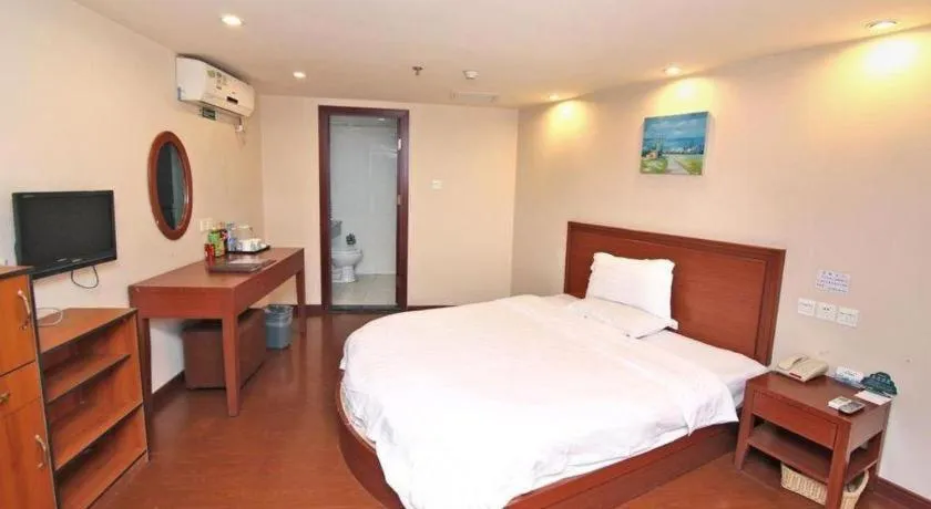 Bed in GreenTree Inn Shanghai Xupu Bridge Hotel
