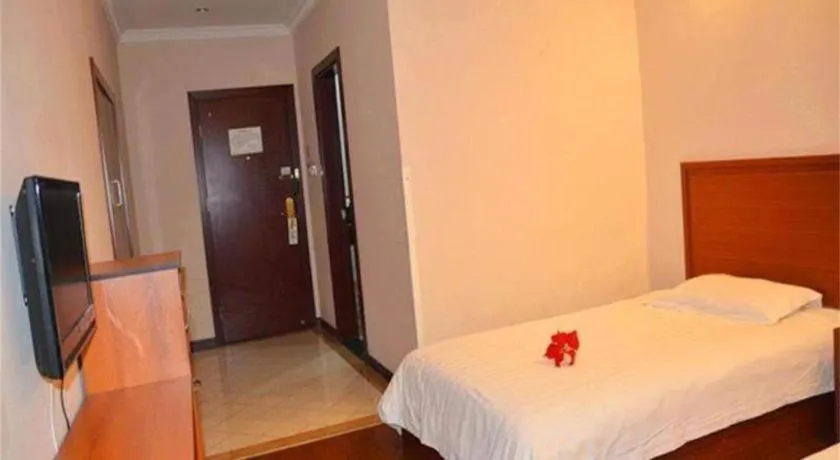 Bed in GreenTree Inn Shanghai Xupu Bridge Hotel