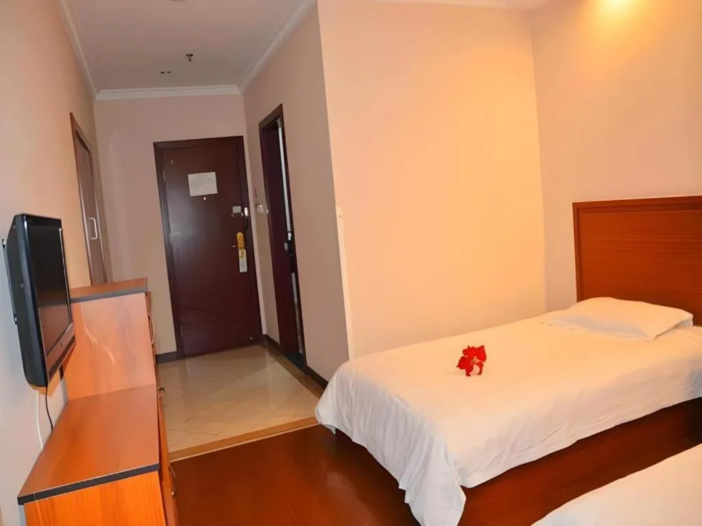 Bed in GreenTree Inn Shanghai Xupu Bridge Hotel