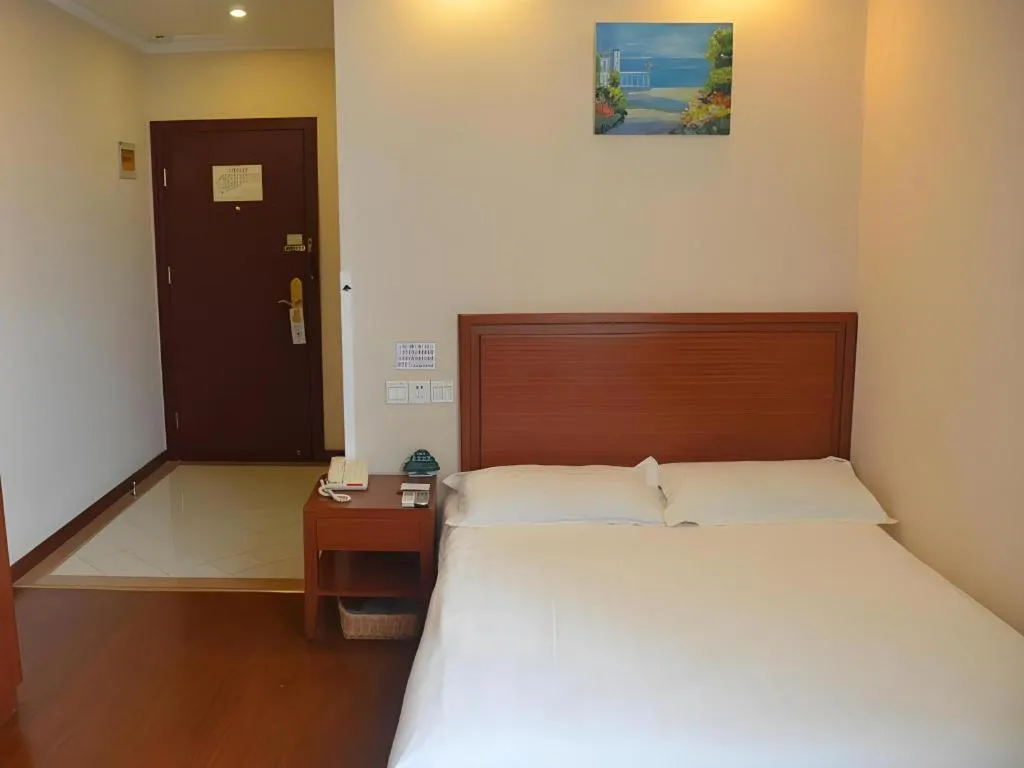 Bed in GreenTree Inn Shanghai Xupu Bridge Hotel