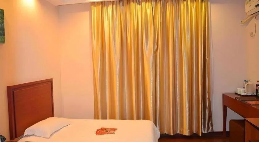 Bed in GreenTree Inn Shanghai Xupu Bridge Hotel
