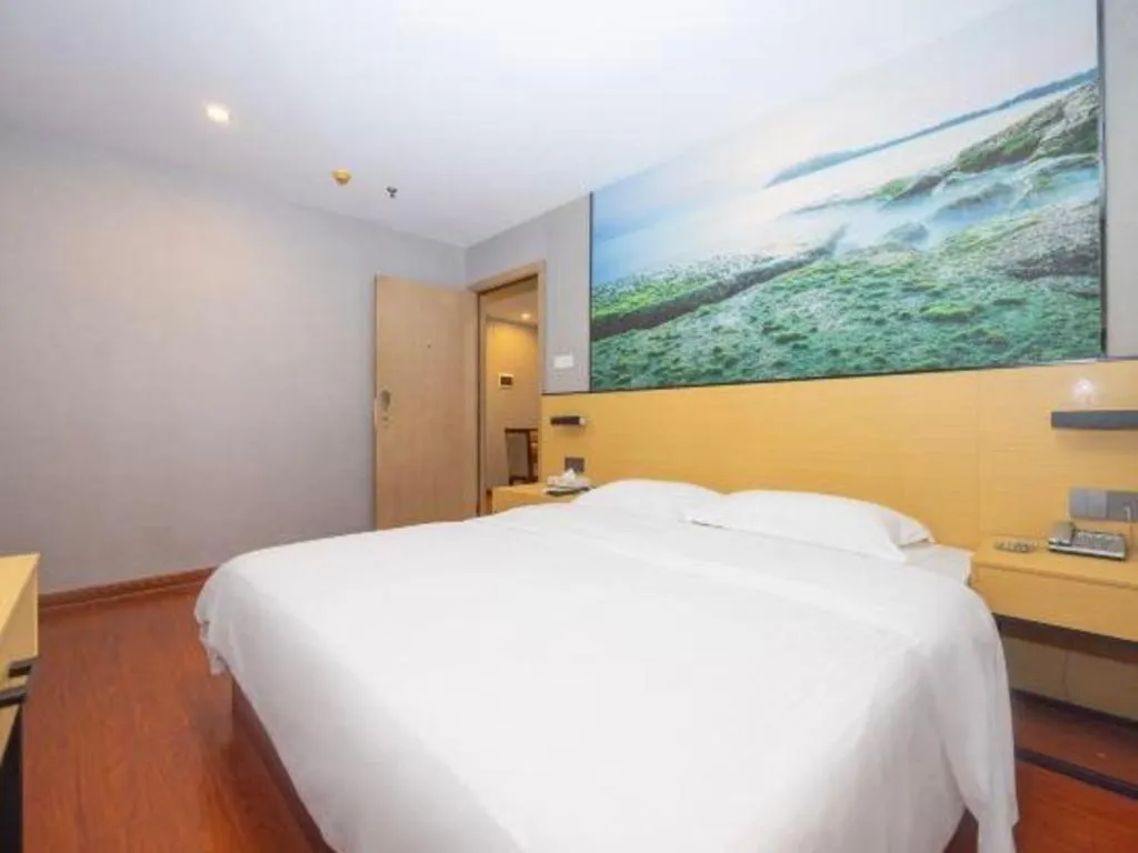 Bed in GreenTree Inn Zhongshan Nanlang Metro Station Branch