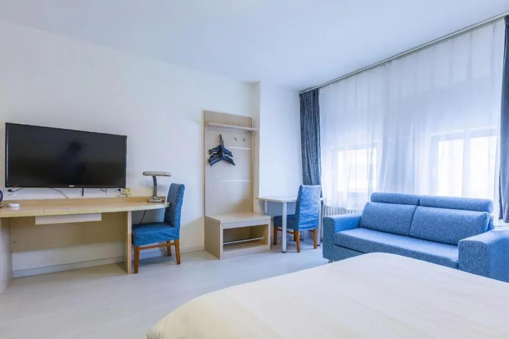 Bed in Jinjiang Inn Qingdao Wuxi Square Nanjing Road Metro Station