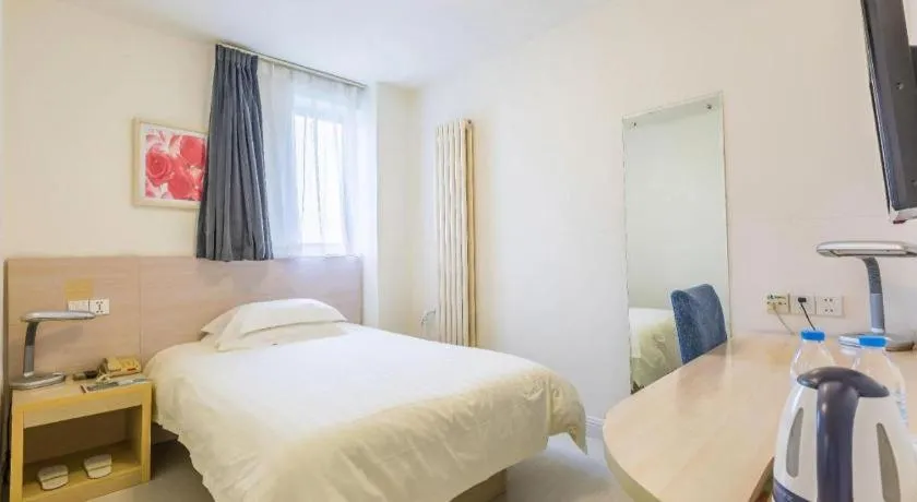 Bed in Jinjiang Inn Qingdao Wuxi Square Nanjing Road Metro Station