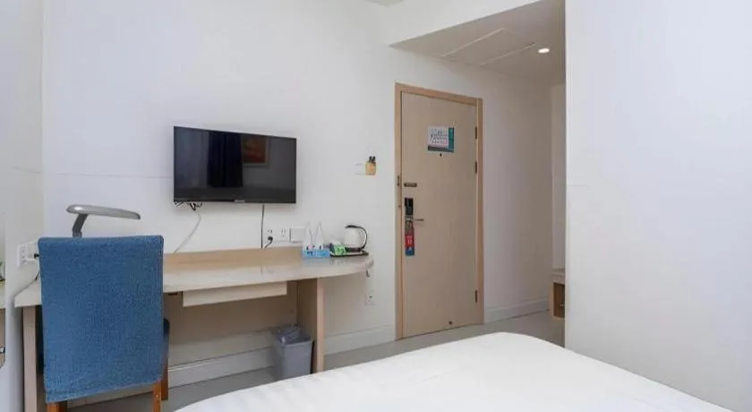 Bed in Jinjiang Inn Qingdao Wuxi Square Nanjing Road Metro Station