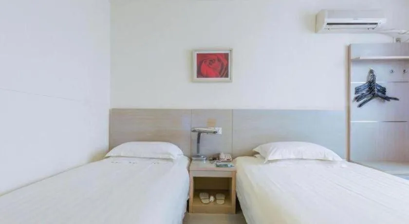 Bed in Jinjiang Inn Qingdao Wuxi Square Nanjing Road Metro Station