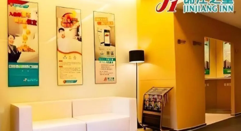 Bed in Jinjiang Inn Qingdao Wuxi Square Nanjing Road Metro Station