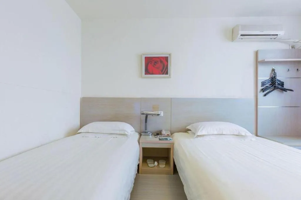 Bed in Jinjiang Inn Qingdao Wuxi Square Nanjing Road Metro Station