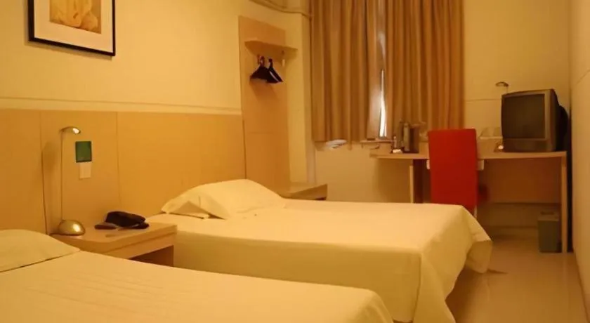 Bed in Jinjiang Inn Qingdao Wuxi Square Nanjing Road Metro Station