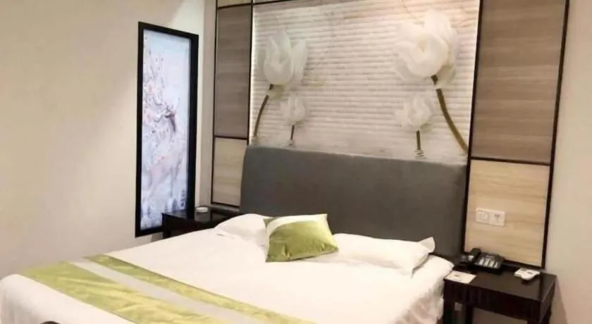 Bed in GreenTree Inn Taicang Baolong Square Hotel