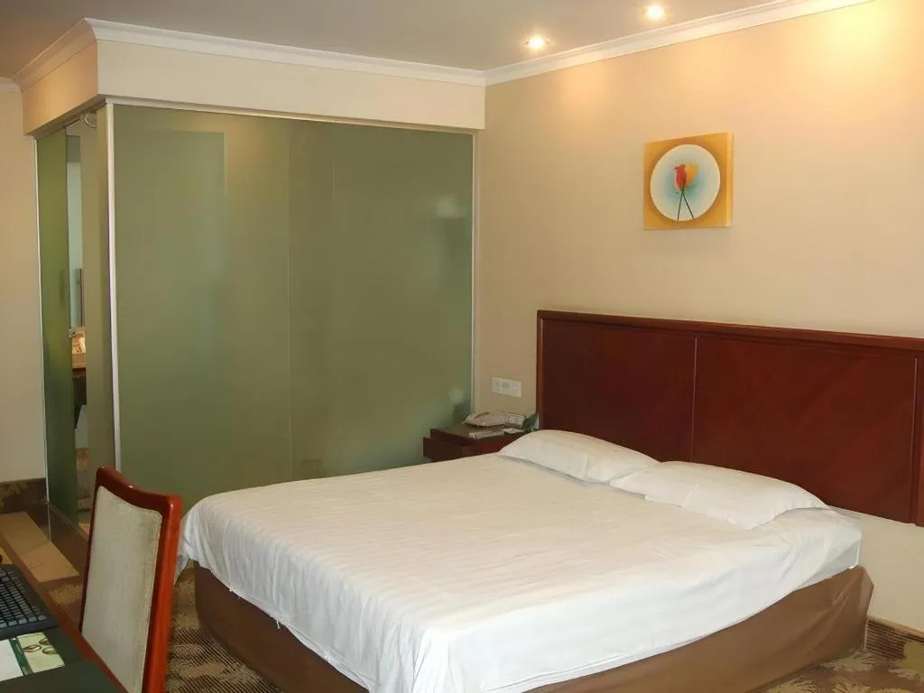 Bed in GreenTree Inn Taicang Baolong Square Hotel