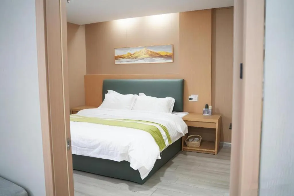 Bed in GreenTree Inn Taicang Baolong Square Hotel