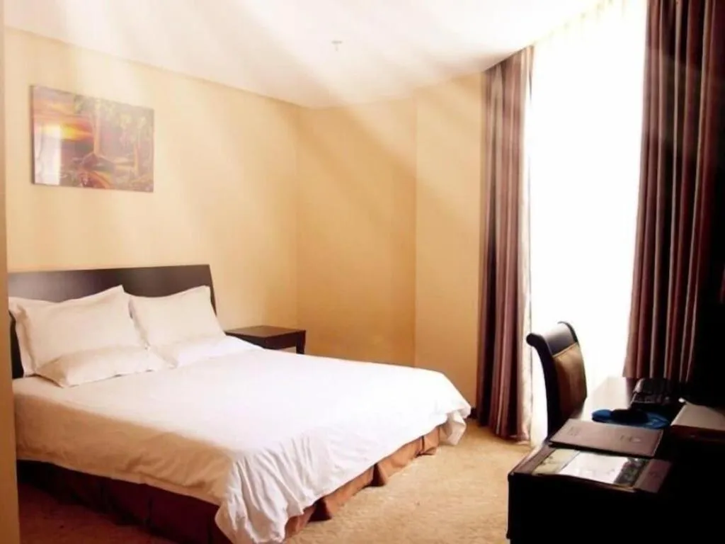 Bed in GreenTree Inn Taicang Baolong Square Hotel