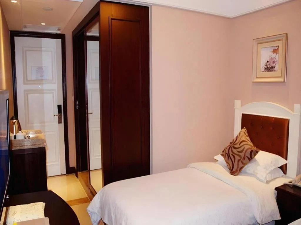 Bed in Hangzhou Silver Star Hotel