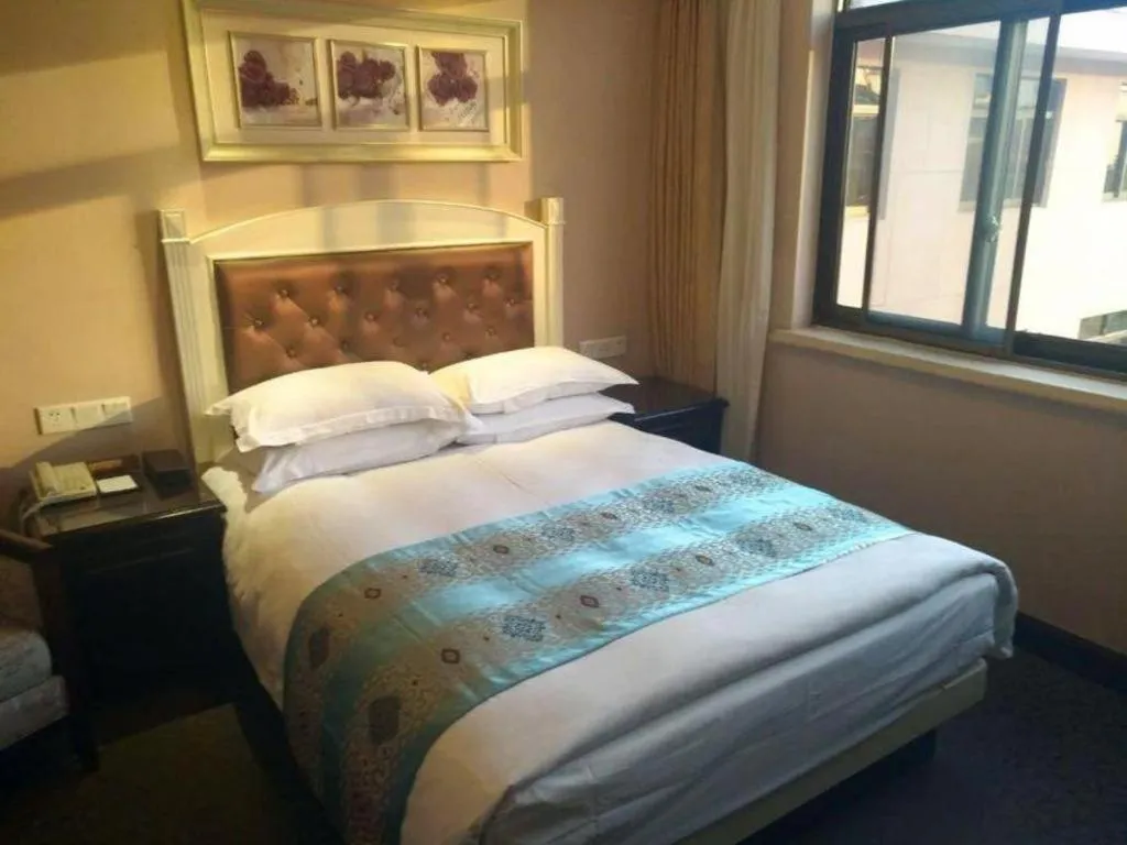 Bed in Hangzhou Silver Star Hotel