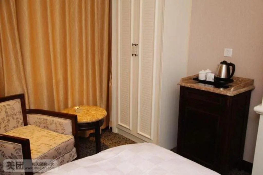 Bed in Hangzhou Silver Star Hotel