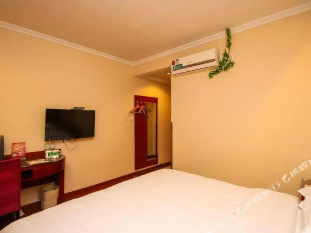 Bed in GreenTree Alliance Changzhou University City Hotel