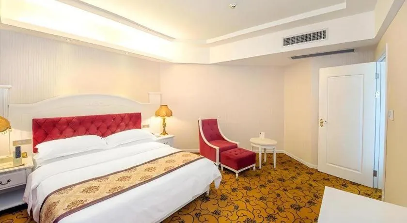 Bed in Vienna Hotel Guangxi Guilin 7-Star Wanda Plaza