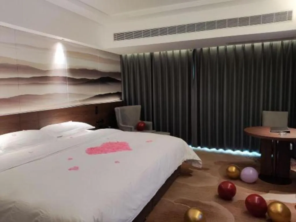 Bed in Vienna Hotel Guangxi Guilin 7-Star Wanda Plaza