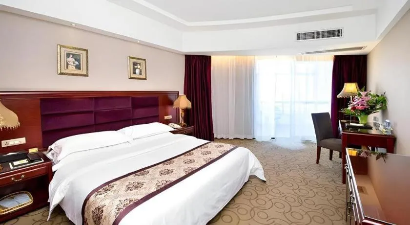 Bed in Vienna Hotel Guangxi Guilin 7-Star Wanda Plaza