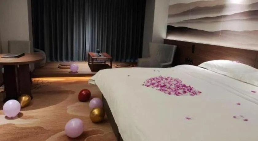 Bed in Vienna Hotel Guangxi Guilin 7-Star Wanda Plaza