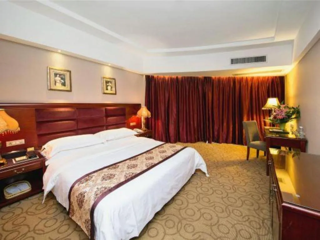 Bed in Vienna Hotel Guangxi Guilin 7-Star Wanda Plaza