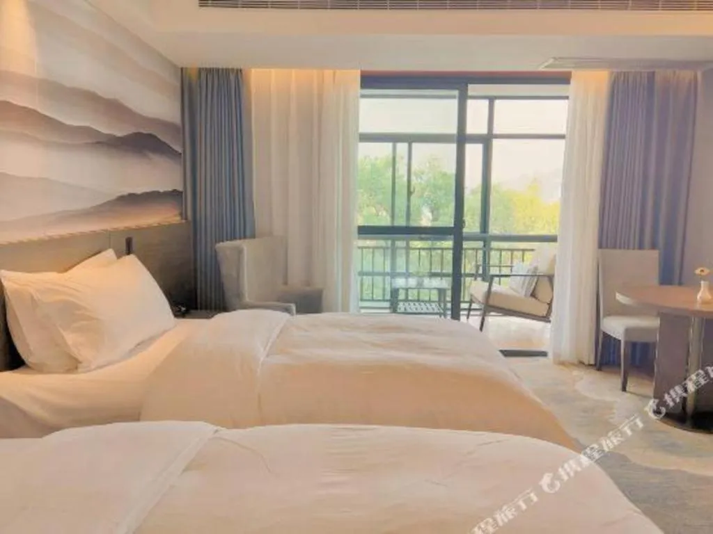 Bed in Vienna Hotel Guangxi Guilin 7-Star Wanda Plaza