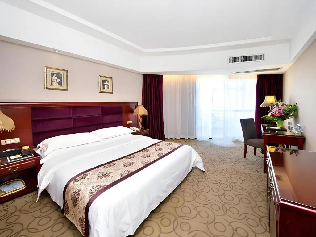 Bed in Vienna Hotel Guangxi Guilin 7-Star Wanda Plaza