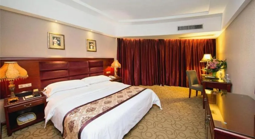 Bed in Vienna Hotel Guangxi Guilin 7-Star Wanda Plaza