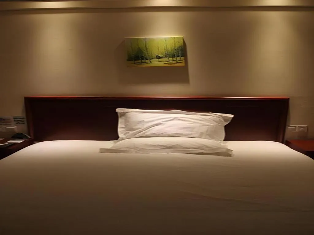 Bed in GreenTree Inn Beijing Fengtai Dongda Street Express Hotel