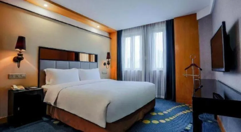 Bed in Grand Skylight Hotel KaiMei