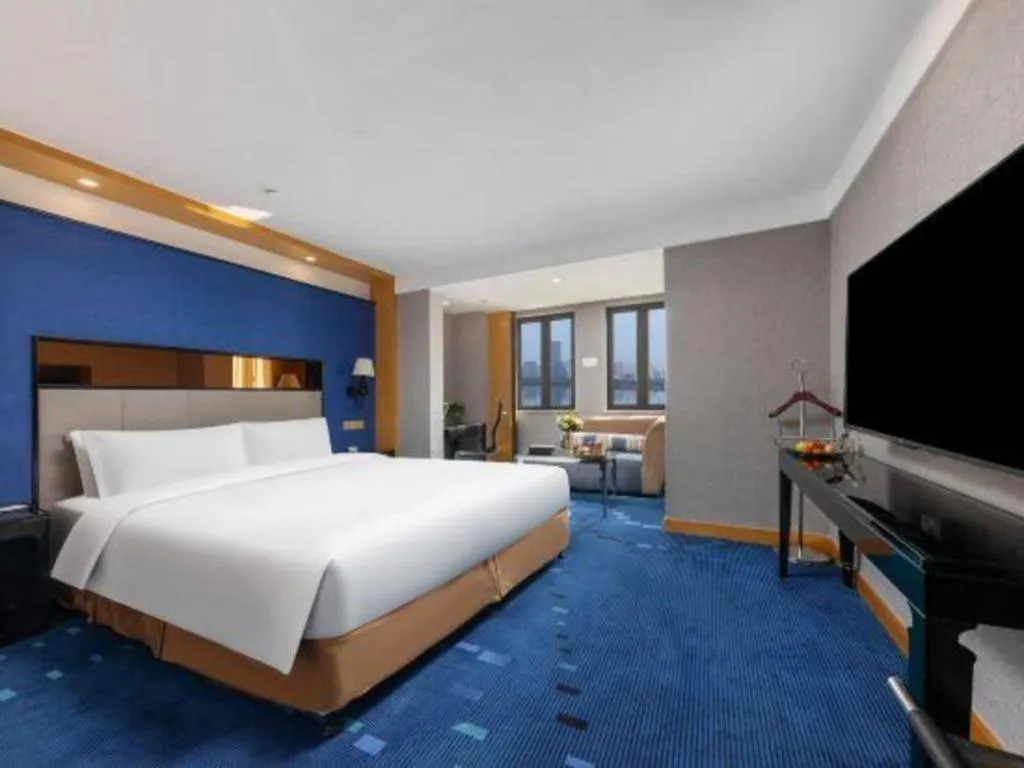 Bed in Grand Skylight Hotel KaiMei