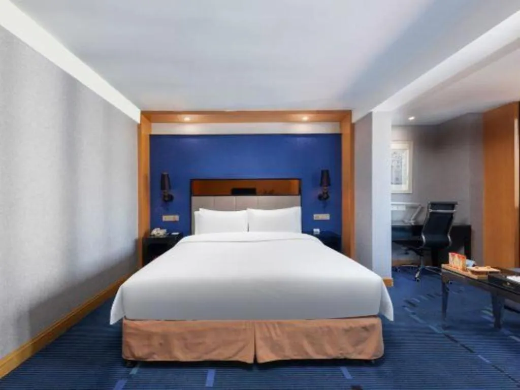 Bed in Grand Skylight Hotel KaiMei