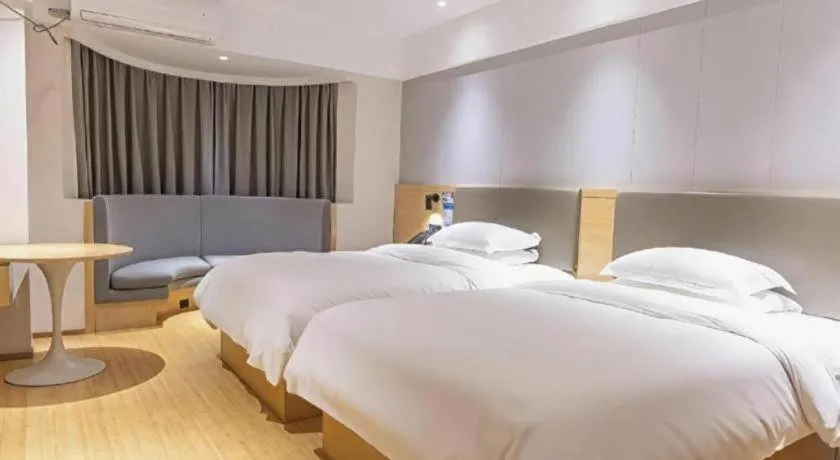 Bed in GreenTree Inn Lianyungang Suning Square Hualian Mantion Hotel