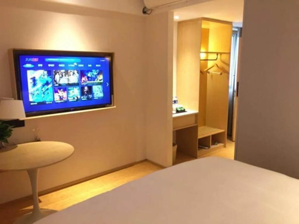 Bed in GreenTree Inn Lianyungang Suning Square Hualian Mantion Hotel