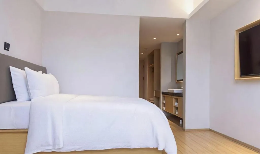 Bed in GreenTree Inn Lianyungang Suning Square Hualian Mantion Hotel