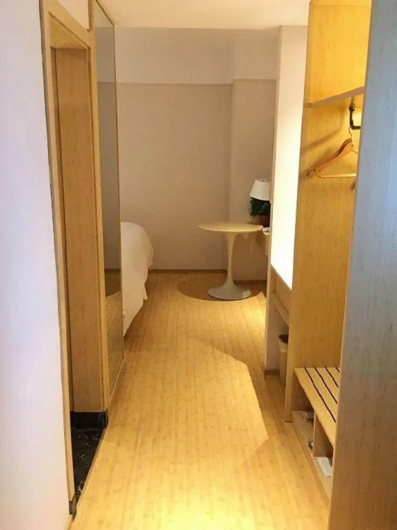 Bed in GreenTree Inn Lianyungang Suning Square Hualian Mantion Hotel