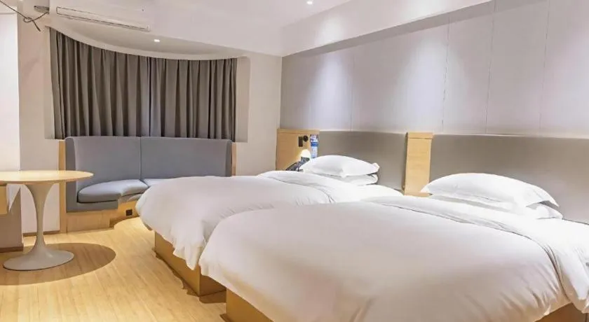 Bed in GreenTree Inn Lianyungang Suning Square Hualian Mantion Hotel