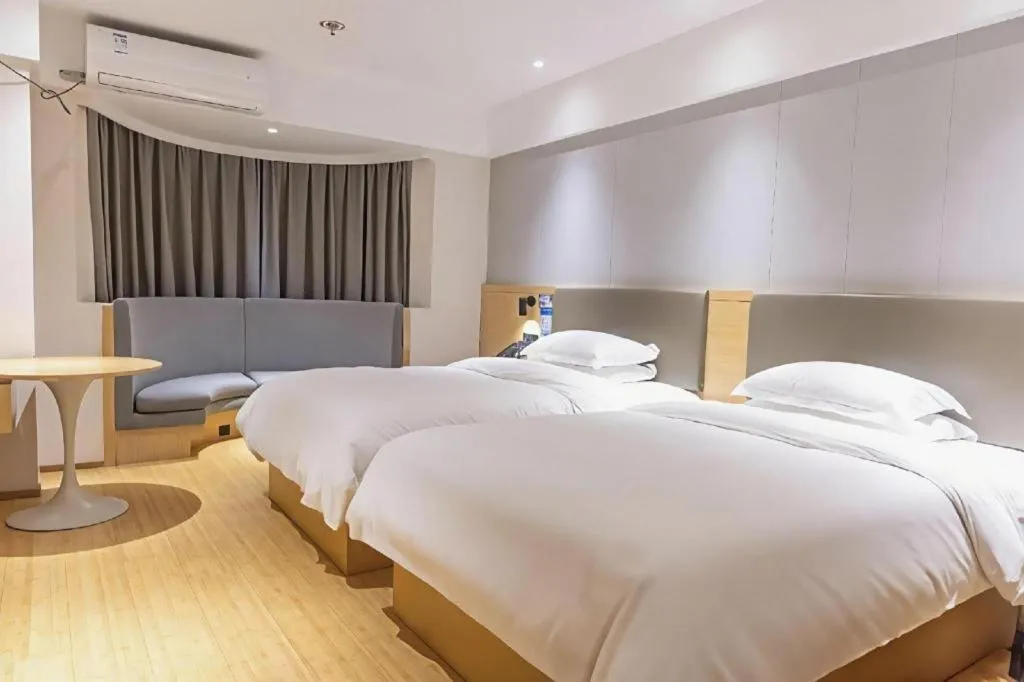 Bed in GreenTree Inn Lianyungang Suning Square Hualian Mantion Hotel