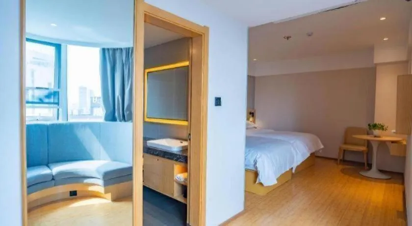 Bed in GreenTree Inn Lianyungang Suning Square Hualian Mantion Hotel