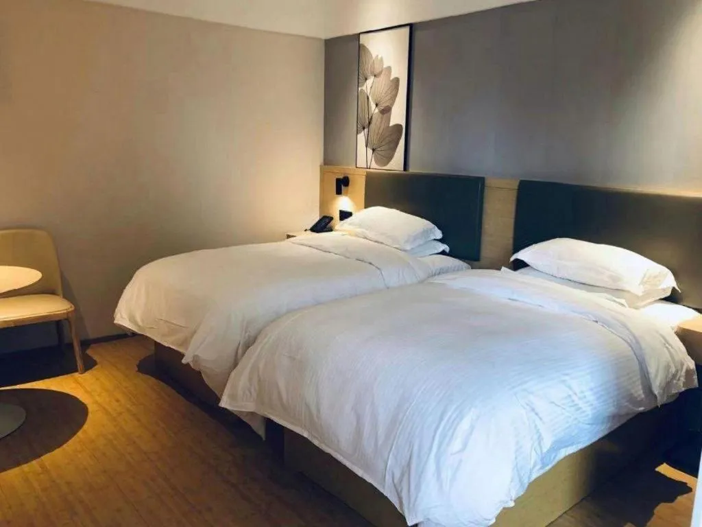 Bed in GreenTree Inn Lianyungang Suning Square Hualian Mantion Hotel