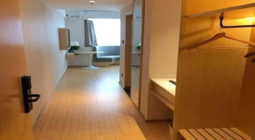 Bed in GreenTree Inn Lianyungang Suning Square Hualian Mantion Hotel