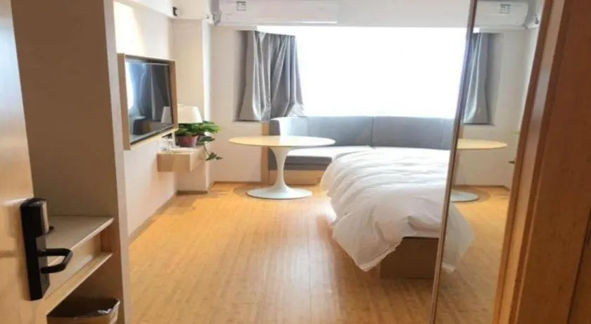 Bed in GreenTree Inn Lianyungang Suning Square Hualian Mantion Hotel