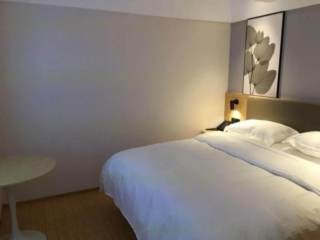 Bed in GreenTree Inn Lianyungang Suning Square Hualian Mantion Hotel