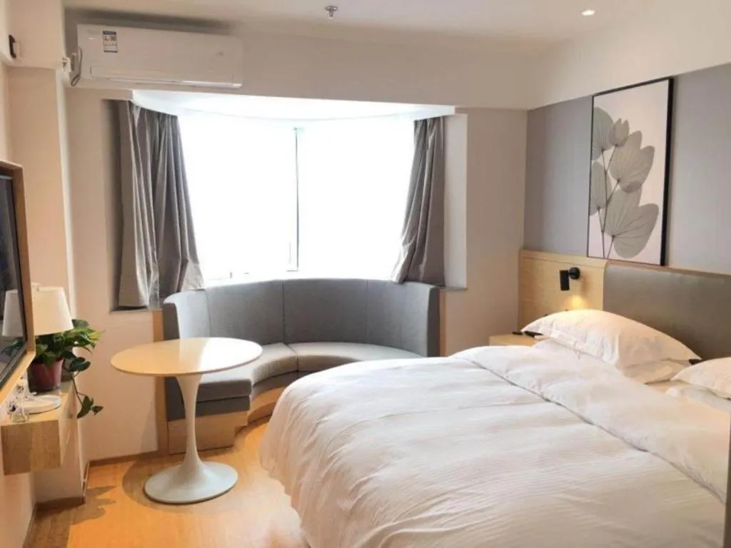 Bed in GreenTree Inn Lianyungang Suning Square Hualian Mantion Hotel