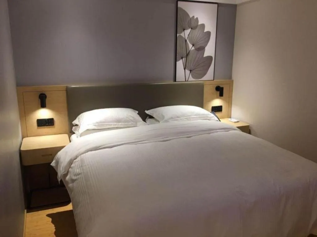 Bed in GreenTree Inn Lianyungang Suning Square Hualian Mantion Hotel