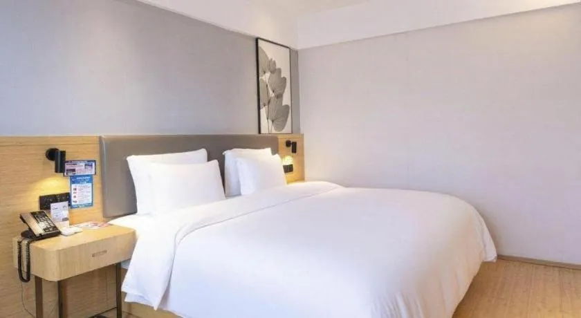 Bed in GreenTree Inn Lianyungang Suning Square Hualian Mantion Hotel