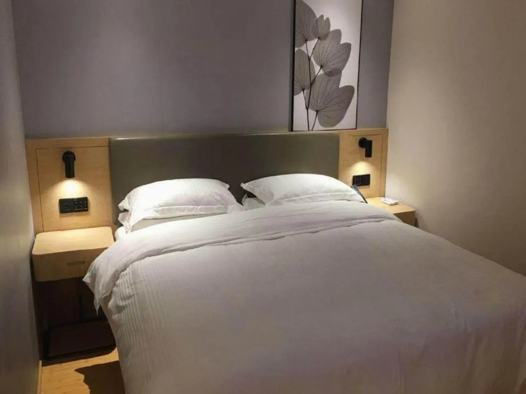 Bed in GreenTree Inn Lianyungang Suning Square Hualian Mantion Hotel