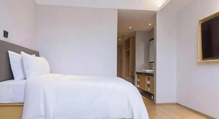 Bed in GreenTree Inn Lianyungang Suning Square Hualian Mantion Hotel