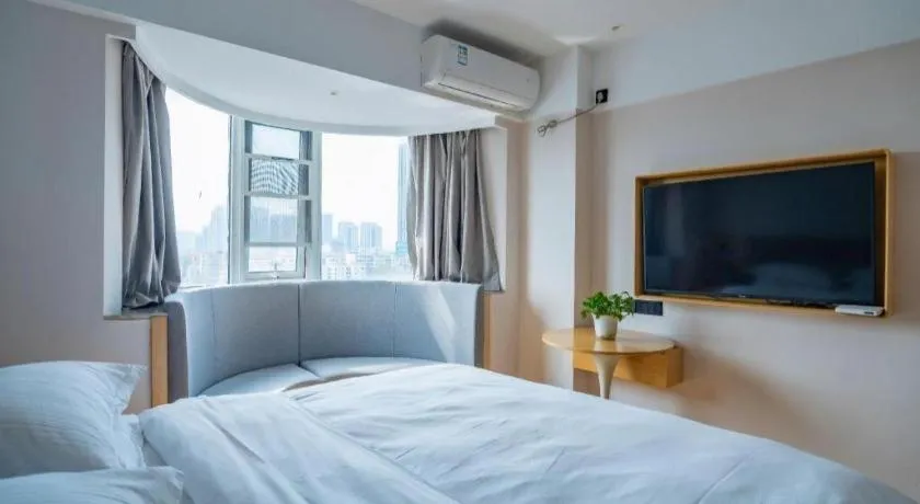 Bed in GreenTree Inn Lianyungang Suning Square Hualian Mantion Hotel